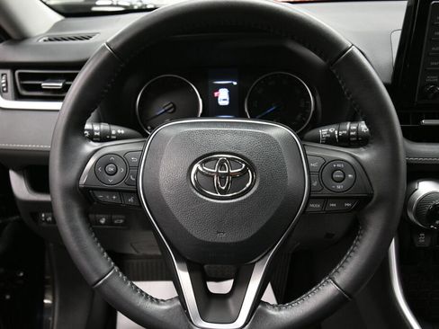 Used 2022 Toyota RAV4 XLE Premium image 12