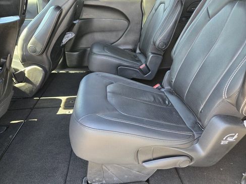Used 2020 Chrysler Pacifica Touring-L Plus FWD image 12