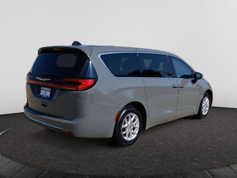 Used 2023 Chrysler Pacifica Touring-L FWD image 7