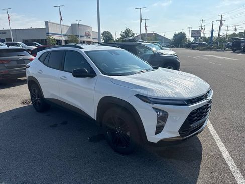 Used 2024 Chevrolet Trax ACTIV FWD image 2