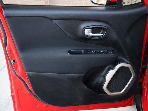 Used 2015 Jeep Renegade Latitude AWD/4WD image 12
