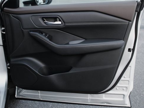 Used 2023 Nissan Rogue SV w/ SV Premium B Package image 18