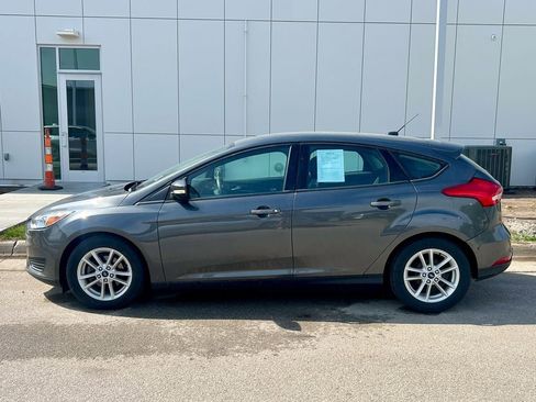 Used 2017 Ford Focus SE FWD image 2