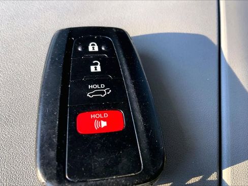 Used 2022 Toyota Highlander XLE AWD/4WD image 14