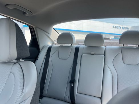 Used 2024 Hyundai Elantra Limited FWD image 16