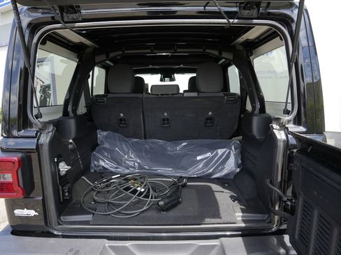 Used 2025 Jeep Wrangler Unlimited Sahara w/ Safety Group AWD/4WD image 17