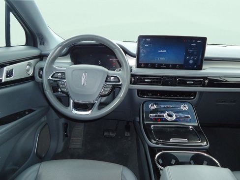 Used 2023 Lincoln Nautilus Reserve w/ Equipment Group 202A image 11