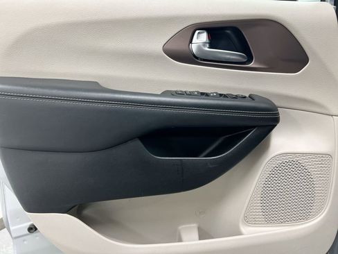 Used 2023 Chrysler Voyager LX image 20