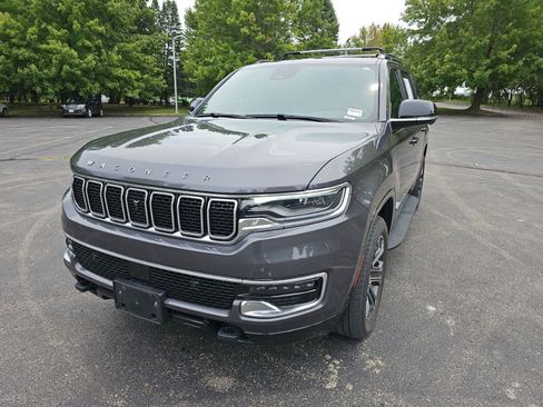 Used 2023 Jeep Wagoneer 4WD w/ Premium Group I image 2