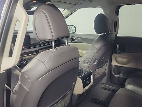 Used 2026 Kia Carnival EX FWD image 19