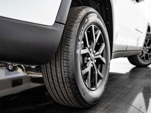 Used 2024 Jeep Grand Cherokee Altitude image 47