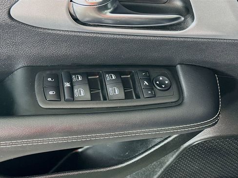 Used 2025 Chrysler Pacifica Limited image 24