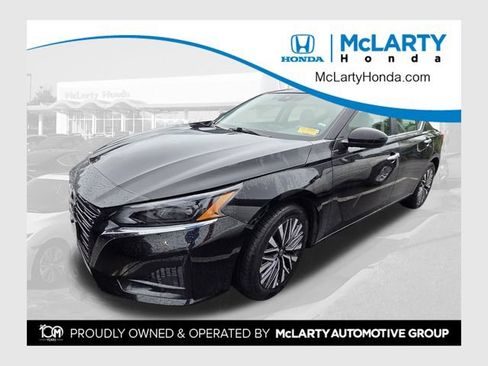 Used 2025 Nissan Altima 2.5 SV FWD image 1