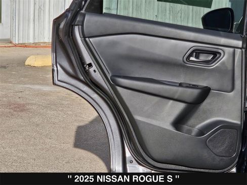 Used 2025 Nissan Rogue S image 19