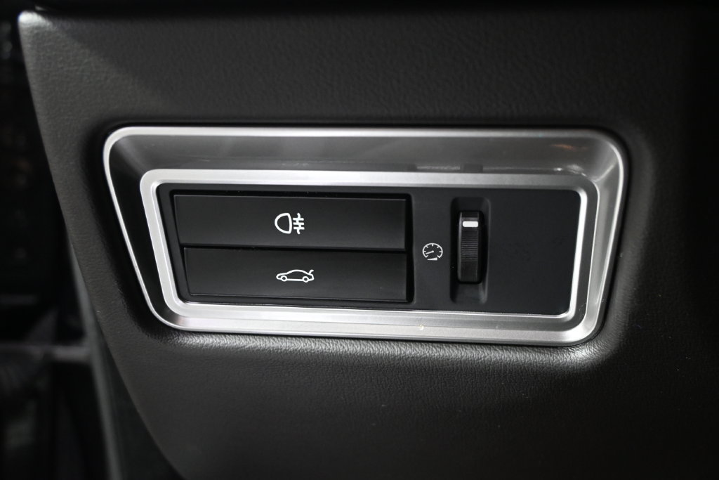 Used 2014 Jaguar XF Supercharged RWD image 24