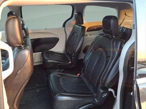 Used 2023 Chrysler Pacifica Touring-L FWD image 28