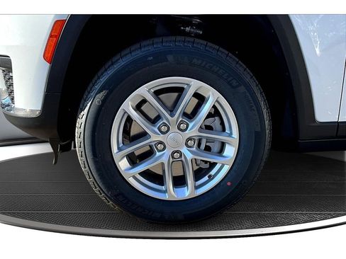 New 2025 Jeep Grand Cherokee L Laredo image 13