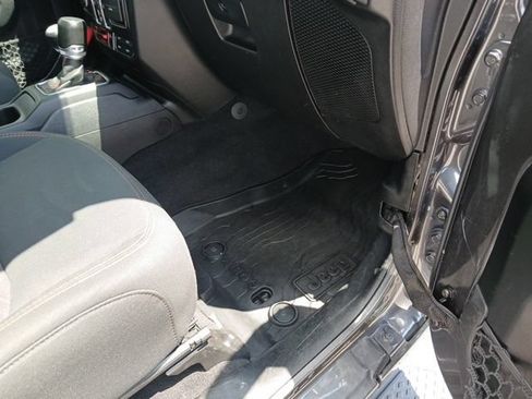 Used 2021 Jeep Gladiator Mojave AWD/4WD image 38