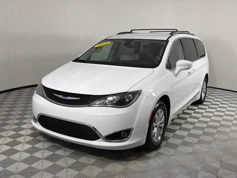 Used 2018 Chrysler Pacifica Touring-L FWD image 9