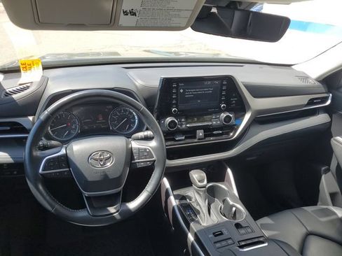 Used 2022 Toyota Highlander XLE AWD/4WD image 24