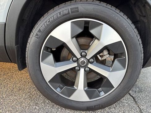 Used 2025 Volvo XC40 B5 Plus image 10