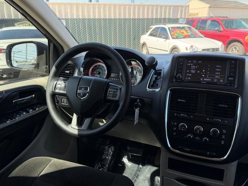 Used 2018 Dodge Grand Caravan SE w/ UConnect Hands-Free Group image 24