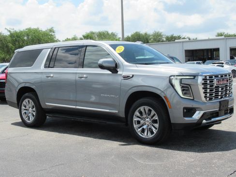 Used 2025 GMC Yukon XL Denali AWD/4WD image 4