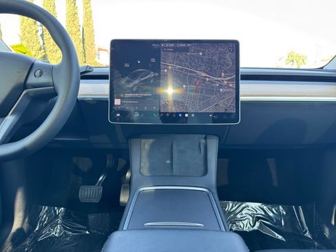 Used 2021 Tesla Model Y Long Range image 15