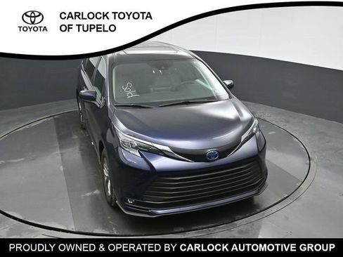 Used 2025 Toyota Sienna XLE image 36