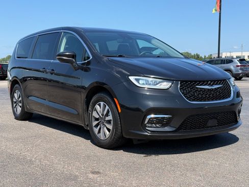 Used 2023 Chrysler Pacifica Touring-L FWD image 2
