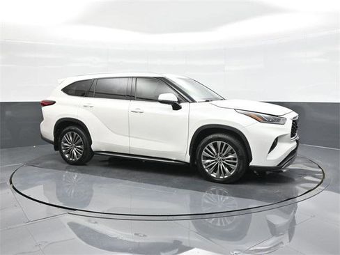 Certified 2021 Toyota Highlander Platinum image 17