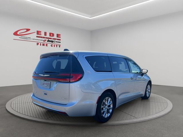 Used 2026 Chrysler Pacifica Limited FWD image 10