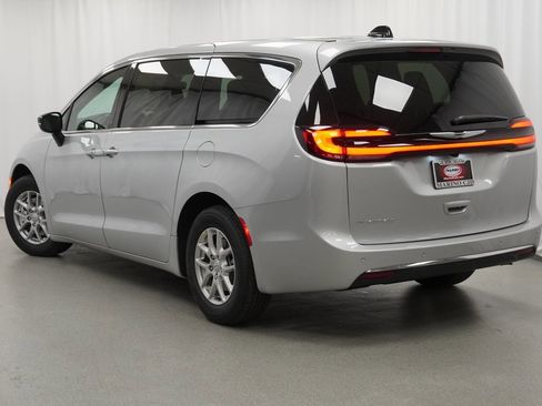 New 2026 Chrysler Pacifica Select image 13