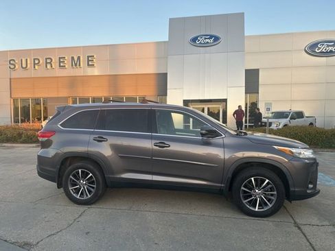 Used 2019 Toyota Highlander XLE image 3