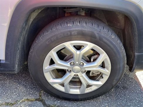 Used 2024 Jeep Compass Latitude image 8