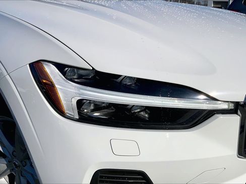 Used 2022 Volvo XC60 B5 Momentum w/ Climate Package image 25