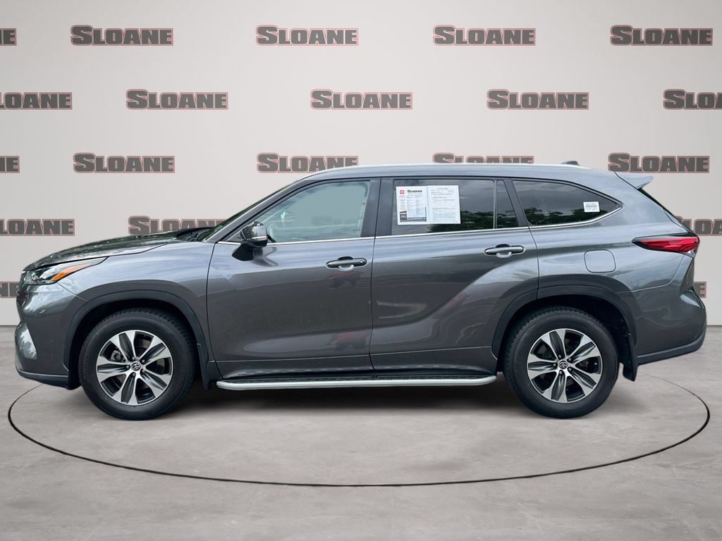 Used 2023 Toyota Highlander XLE AWD/4WD image 2