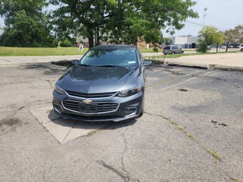 Used 2018 Chevrolet Malibu LT w/ Driver Confidence Package FWD image 2