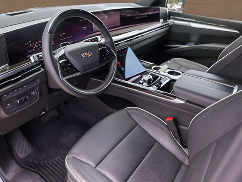 Certified 2025 Cadillac Escalade Premium Luxury AWD/4WD image 10