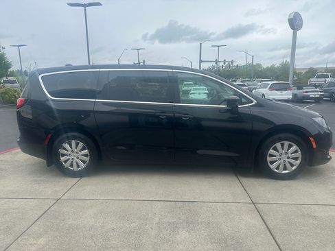 Used 2018 Chrysler Pacifica L FWD image 5