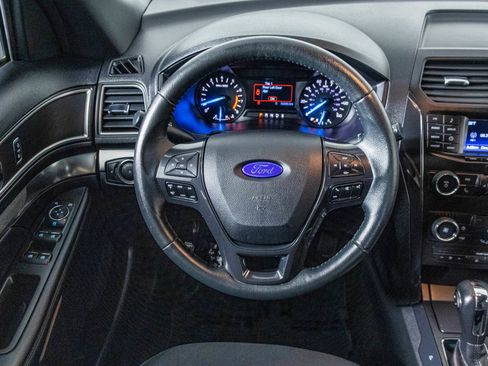Used 2019 Ford Explorer XLT image 32