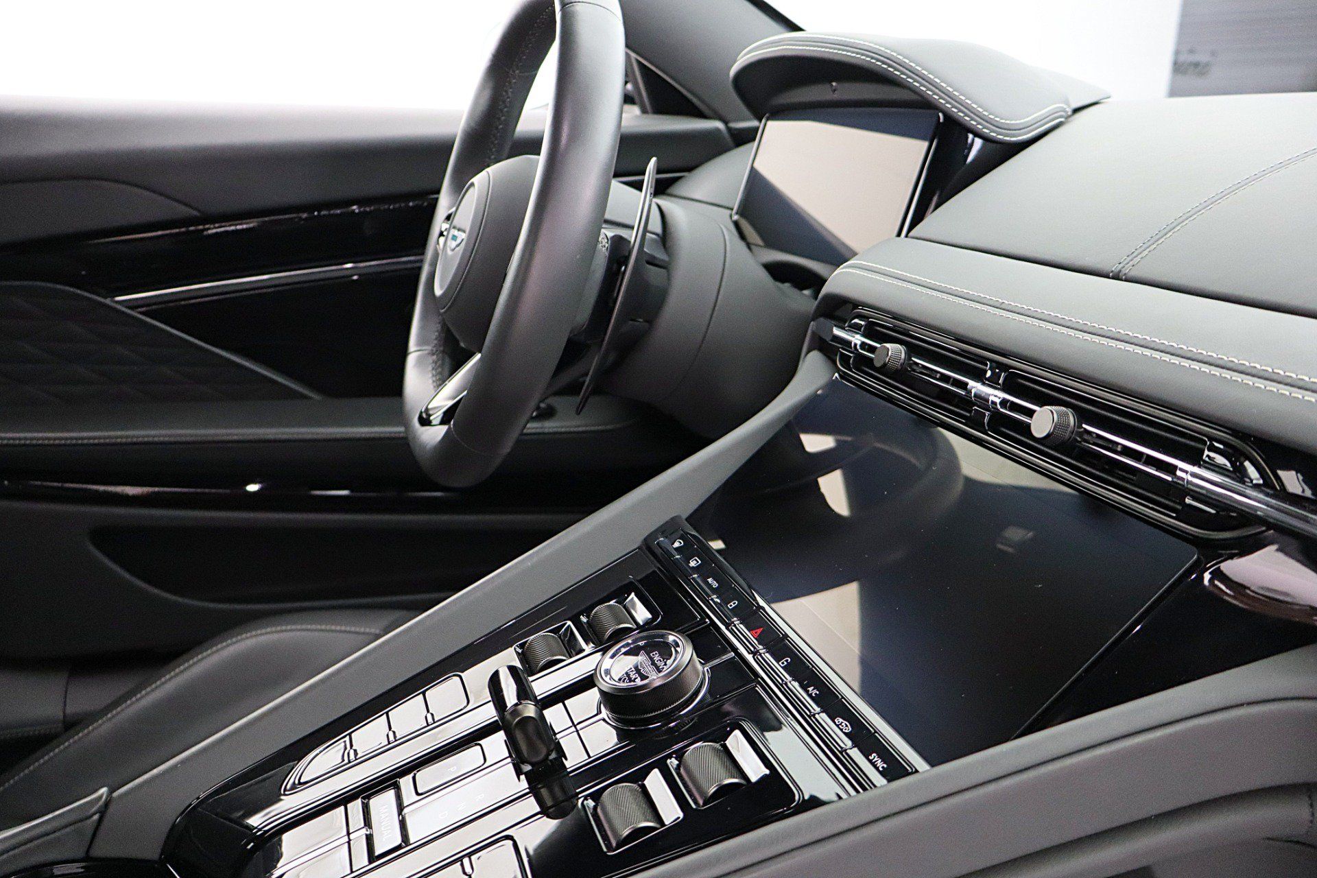 Used 2024 Aston Martin DB12 Coupe RWD image 32