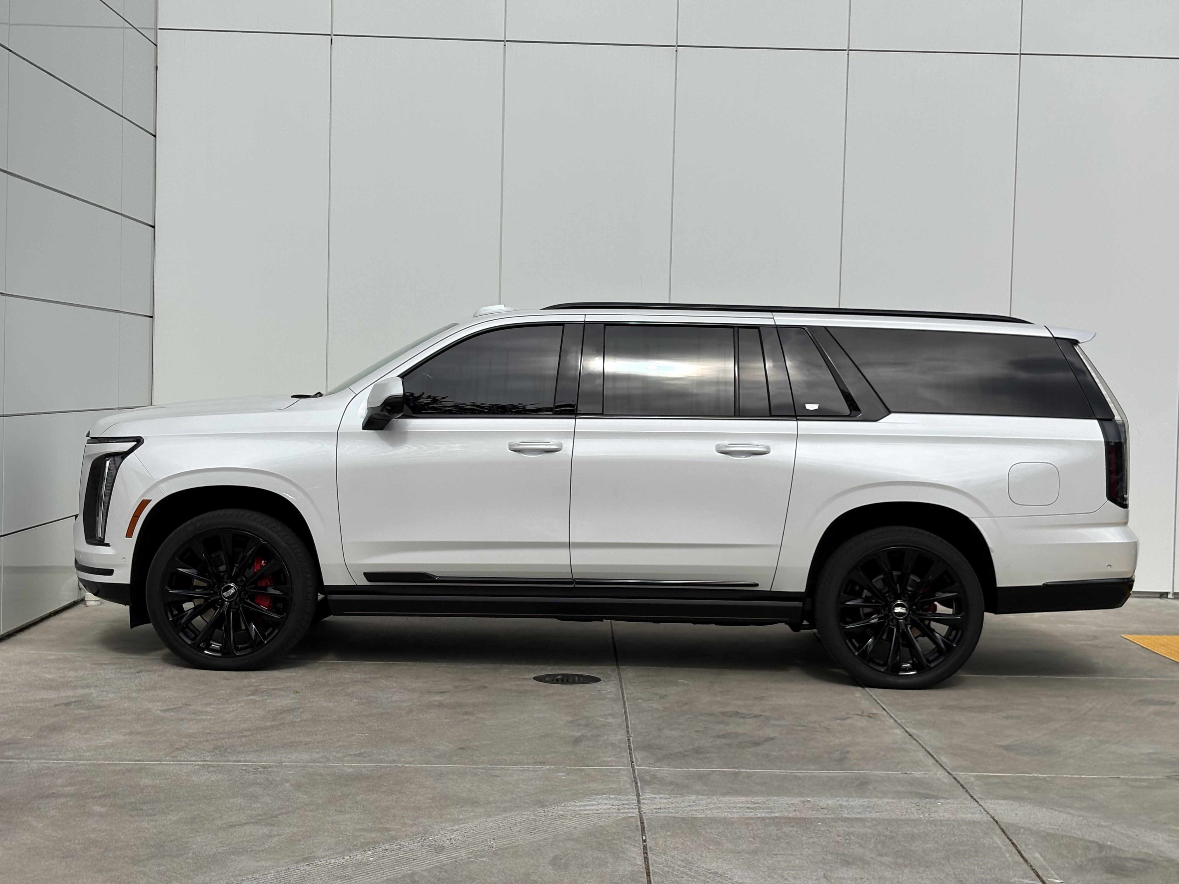 Used 2025 Cadillac Escalade ESV Sport Platinum w/ LPO, ONYX Package AWD/4WD image 4