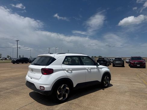 Used 2025 Hyundai Venue SEL FWD image 18