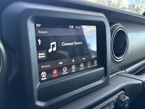 Used 2021 Jeep Gladiator Sport image 20