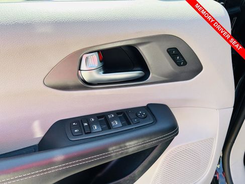 Used 2023 Chrysler Pacifica Touring-L image 12