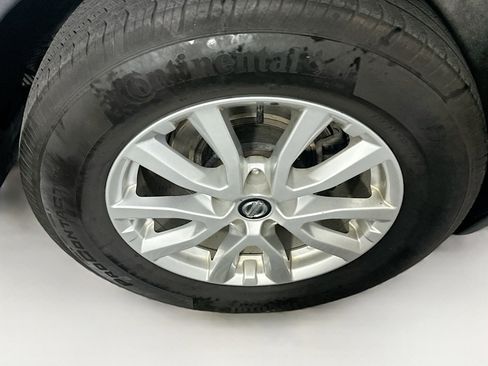 Used 2017 Nissan Rogue SV w/ SV Premium Package image 11