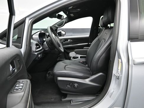 New 2026 Chrysler Pacifica Select image 18