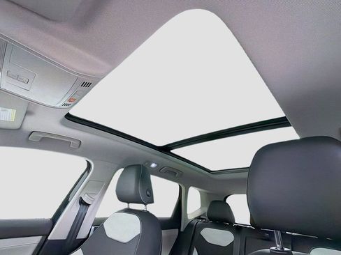 Used 2025 Volkswagen Taos SEL image 23