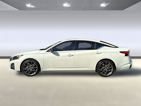 Used 2023 Nissan Altima 2.0 SR FWD image 2